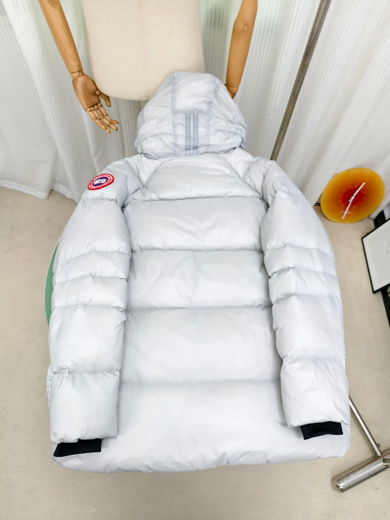 P1060 Big Goose 2239L Women's Puff Bread Jacket [Specially for foreign trade with high quality] Canada Goose Canada Goose Cypress Series Hooded Waterproof, Windproof and Warm Down Jacket Women's The new style of the Cypress series will make you stand out. This down jacket is an ideal winter piece. This style is filled with white duck down. Featuring a thin, channel-filled construction with lightweight fabrics and trim, it feels lightweight and adds warmth. The chin-protecting suede knit stand-up collar is soft and adds comfort. An adjustable down hood with cord closure adds warmth and protection against the elements. The back is designed with the iconic double-stripe black reflective decorative stripes to make you more visible in dim environments. The inner layer has removable elastic straps, making the jacket easy to carry on the shoulder and hands-free. Side zipper gusset dries and breathes when moving. Color: black with red label, silver birch Size: XS-2XL